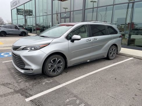 Used 2025 Toyota Sienna Platinum image 2