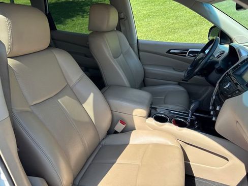 Used 2016 Nissan Pathfinder Platinum w/ Family Entertainment Package FWD image 13