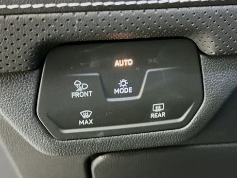 Used 2025 Volkswagen Atlas SE image 17