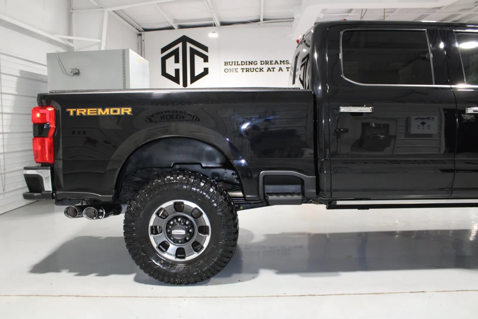 Used 2023 Ford F250 King Ranch w/ Tremor Off-Road Package AWD/4WD image 16