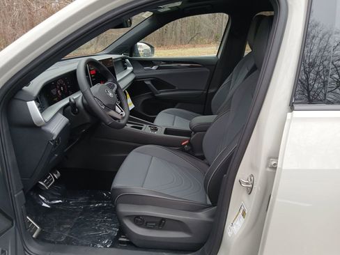 New 2026 Volkswagen Tiguan SE R-Line image 9