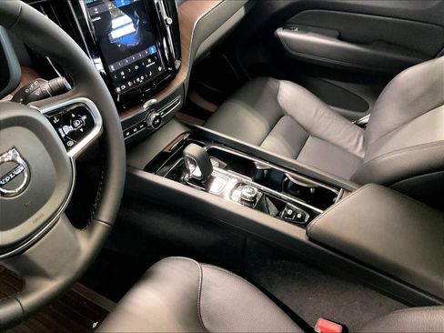 Used 2024 Volvo XC60 B5 Plus image 20