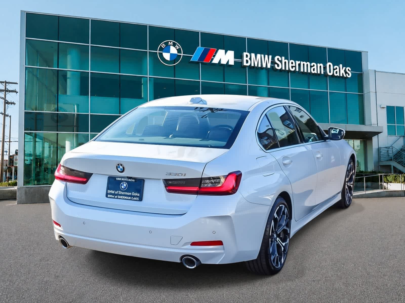 Used 2026 BMW 330i Sedan w/ Premium Package RWD image 4