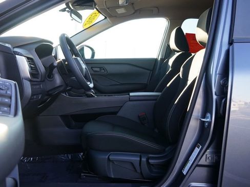 Used 2025 Nissan Rogue S image 12