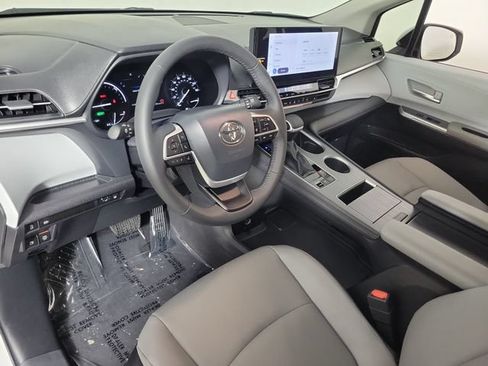 Used 2026 Toyota Sienna XLE FWD image 18