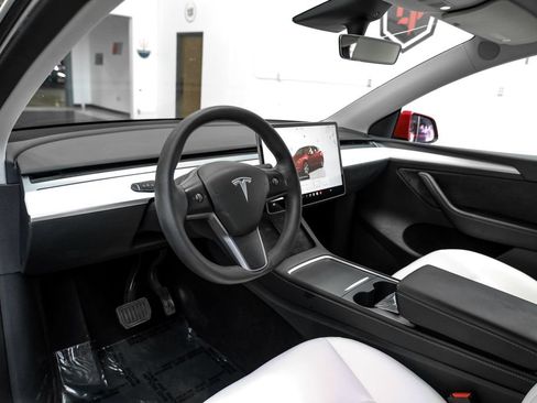 Used 2023 Tesla Model Y AWD image 3