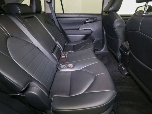 Used 2023 Toyota Highlander XLE AWD/4WD image 23