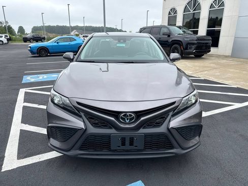 Used 2024 Toyota Camry SE FWD image 3