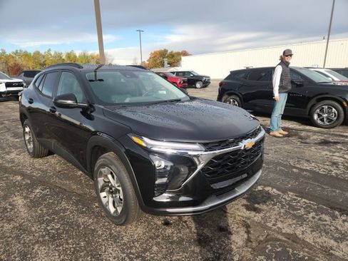 New 2026 Chevrolet Trax LT w/ Driver Confidence Package FWD image 7