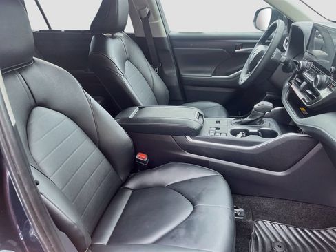 Used 2025 Toyota Highlander XLE AWD/4WD image 30