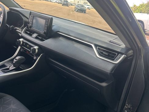 Used 2020 Toyota RAV4 XLE w/ Convenience Package FWD image 22