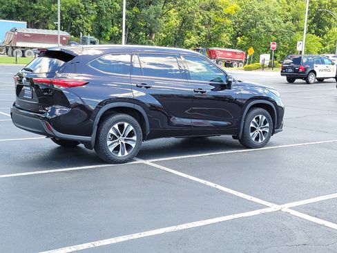 Used 2022 Toyota Highlander XLE AWD/4WD image 5