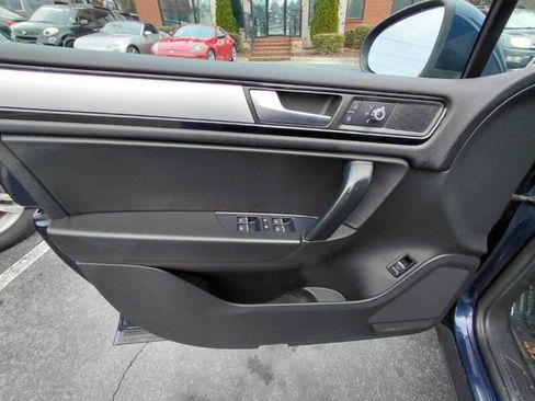 Used 2014 Volkswagen Touareg Sport image 20