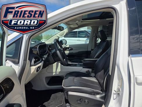 Used 2023 Chrysler Pacifica Limited FWD image 12