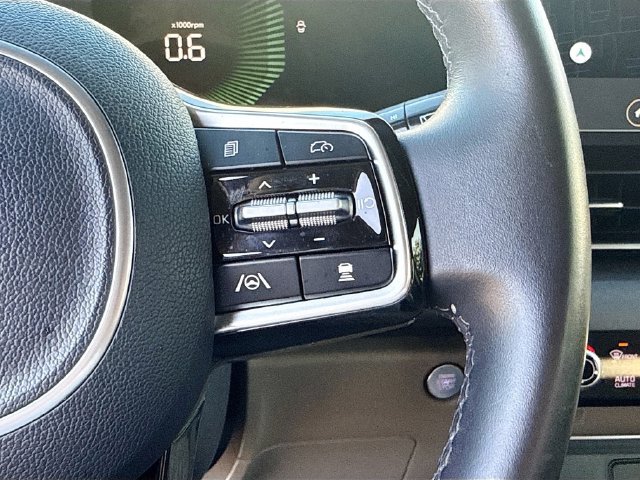 Used 2025 Kia Carnival EX FWD image 37