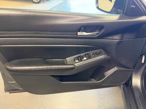 Used 2025 Nissan Altima 2.5 SV FWD image 10