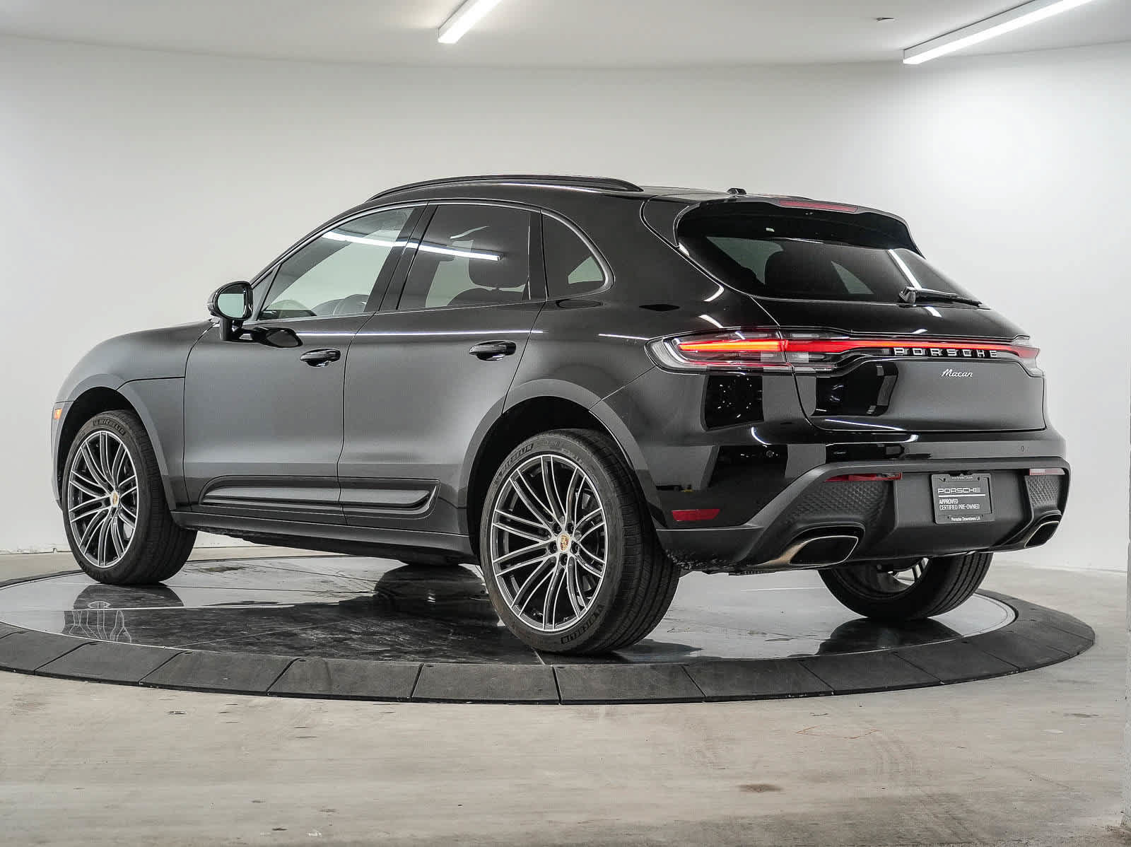 Certified 2026 Porsche Macan AWD/4WD image 3
