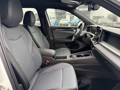 New 2026 Volkswagen Tiguan SE R-Line image 9