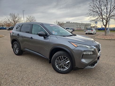 Used 2023 Nissan Rogue S image 2