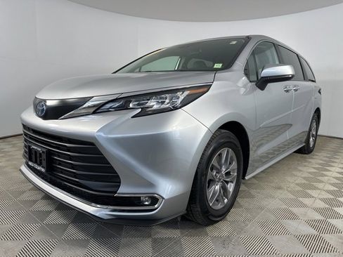 Used 2023 Toyota Sienna XLE image 3