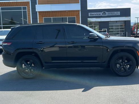 Used 2024 Jeep Grand Cherokee Limited w/ Black Appearance Package AWD/4WD image 2