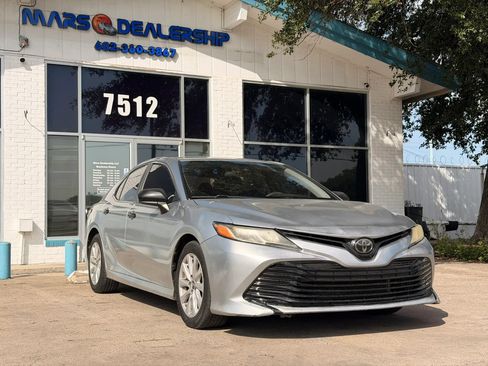 Used 2018 Toyota Camry LE FWD image 1
