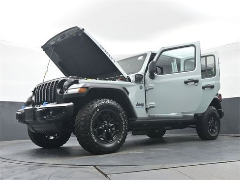 Used 2023 Jeep Wrangler Unlimited w/ Sun & Screen Package image 43