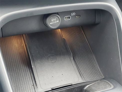 Used 2025 Volvo XC40 B5 Core image 27