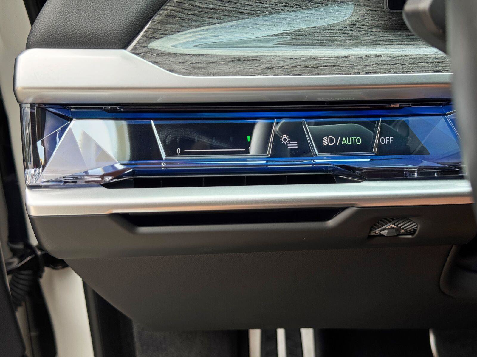 Used 2024 BMW i7 xDrive60 w/ Premium Package AWD/4WD image 18