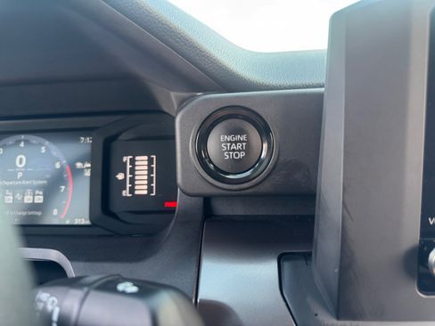 Certified 2025 Toyota Tacoma SR5 AWD/4WD image 30
