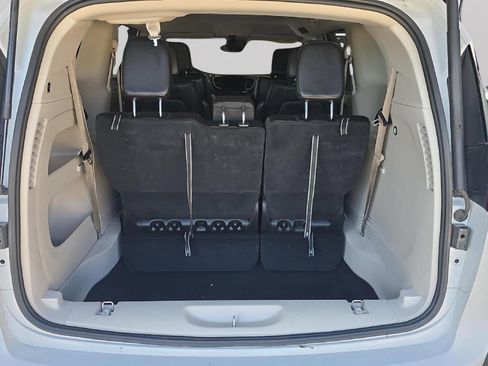 Used 2023 Chrysler Pacifica Touring-L FWD image 21