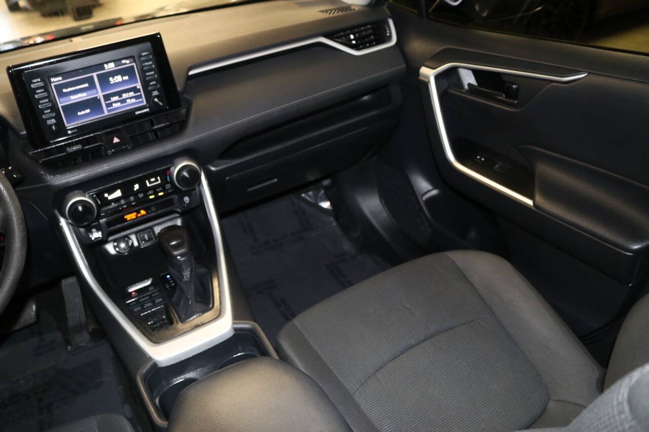 Used 2020 Toyota RAV4 LE w/ Carpet Mat Package AWD/4WD image 17
