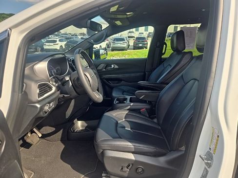 Used 2025 Chrysler Pacifica Select FWD image 6