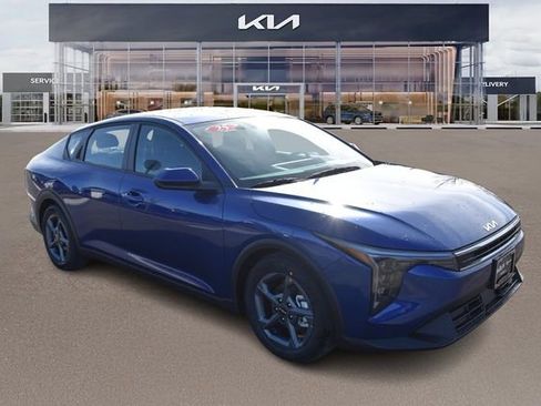 New 2025 Kia K4 LXS image 1