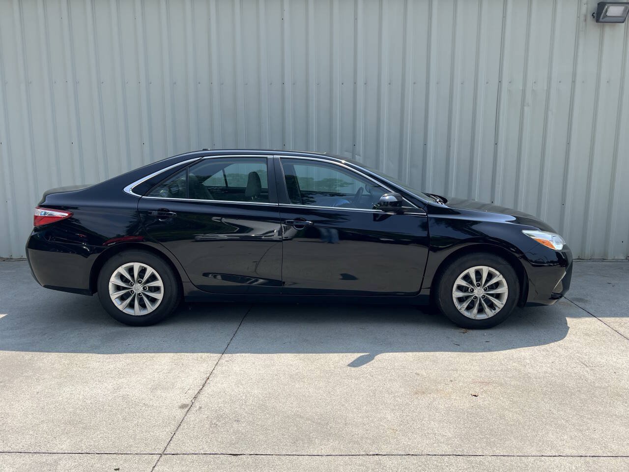 Used 2017 Toyota Camry LE w/ Moonroof Package FWD image 2