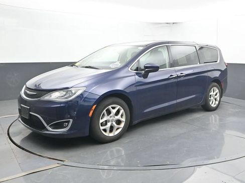 Used 2017 Chrysler Pacifica Touring Plus w/ Tire & Wheel Group FWD image 7