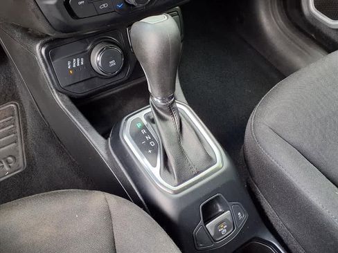 Used 2018 Jeep Renegade Latitude AWD/4WD image 22
