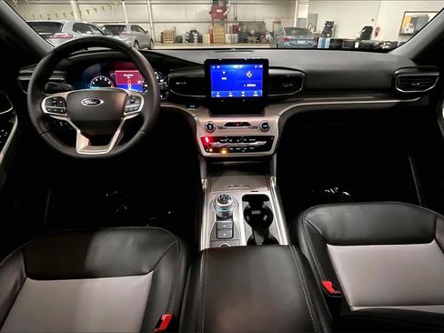 Certified 2022 Ford Explorer XLT w/ Equipment Group 202A image 14