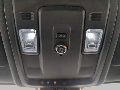 Used 2025 Chevrolet Suburban Z71 AWD/4WD image 19