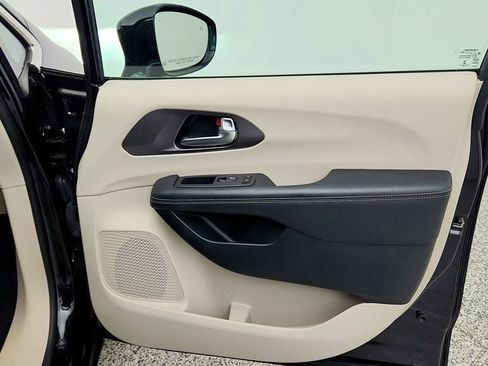 Used 2022 Chrysler Pacifica Touring-L FWD image 24