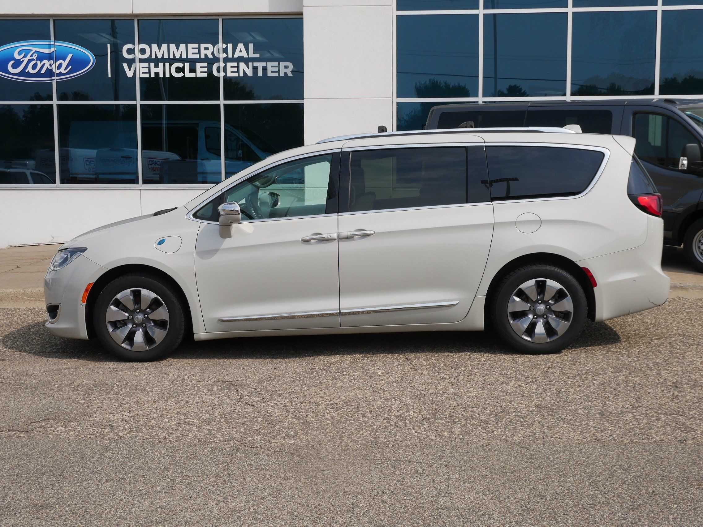 Used 2017 Chrysler Pacifica Platinum FWD image 26