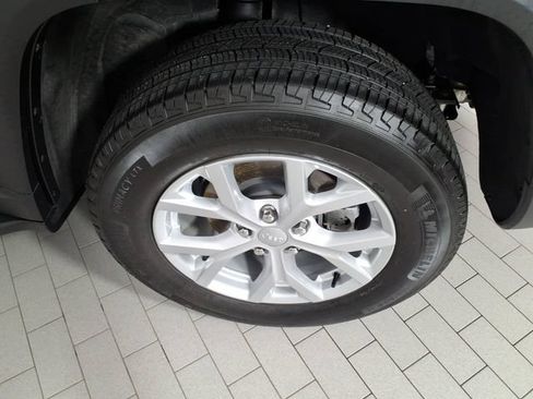 Used 2023 Jeep Grand Cherokee Limited AWD/4WD image 8