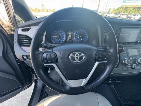 Used 2020 Toyota Sienna Limited Premium w/ Carpet Mat Package image 15