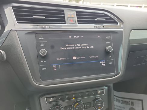 Used 2020 Volkswagen Tiguan SE R-Line image 23