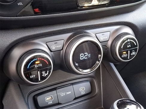 Used 2023 Hyundai Venue SEL image 17