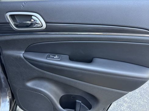 Used 2019 Jeep Grand Cherokee Limited image 16