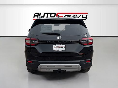 Used 2025 Honda Pilot TrailSport image 6