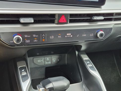 Used 2024 Kia Sorento S FWD image 25