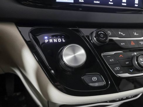 Used 2023 Chrysler Pacifica Touring-L FWD image 32