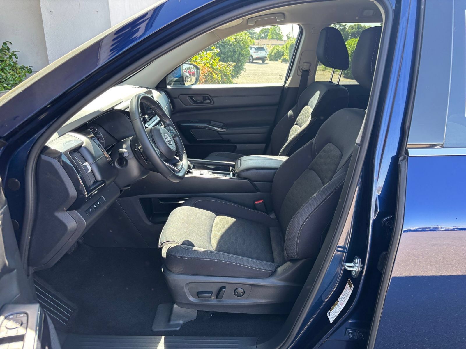 Used 2025 Nissan Pathfinder SV FWD image 28